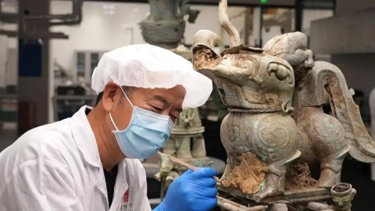 身邊的大國工匠 | 接續(xù)傳承，讓更多古文物重現(xiàn)神韻