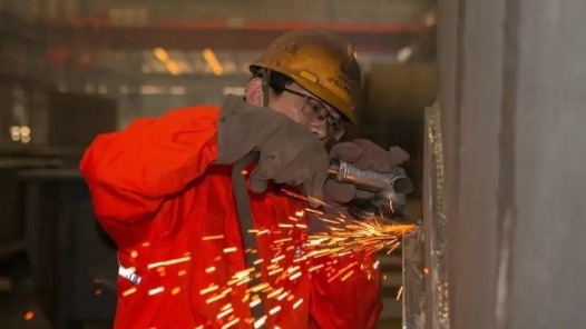 團結(jié)奮斗開新局 喜迎工會十八大·勞動者之歌 | 在鋼鐵上“繡花”的焊匠