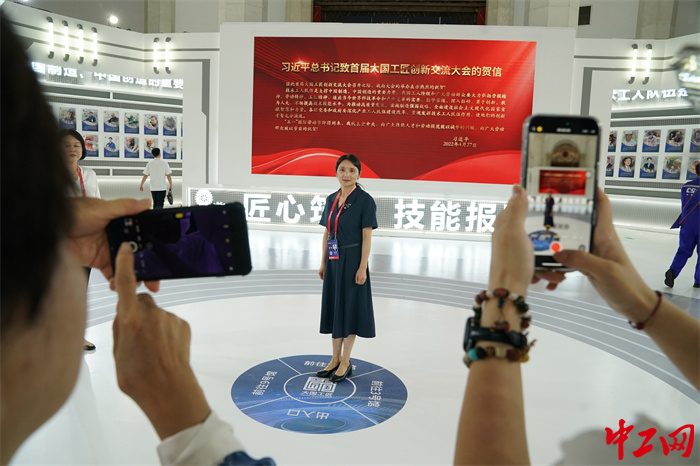 參會人員在現(xiàn)場拍照留念。中工網(wǎng)記者王鑫 攝