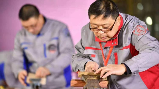 中工網(wǎng)帶你去追星｜劉更生：皇家椅擺進現(xiàn)代展廳，自帶氣度與威嚴