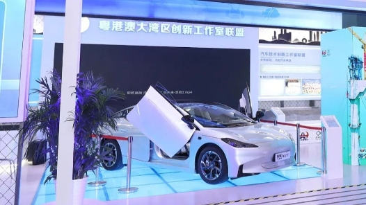 機器人寫字、AI下棋、VR看多巴胺服裝……廣東多款“大作”閃耀這場盛會