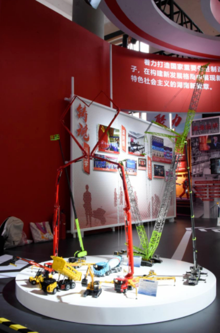 18湖南眾多“大國重器”整齊列隊(duì)，向工匠“比心”致敬。