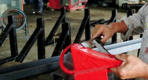 “五小”創(chuàng)新有我在｜改造防風“鐵鞋子”，幫龍門吊抗住臺風考驗