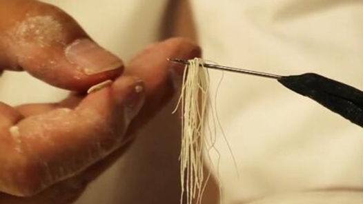 中國夢(mèng)·大國工匠篇｜記者見證“拉面穿針”絕活！2毫米針眼能穿46根面條