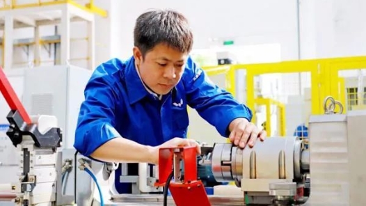 《中共中央國務(wù)院關(guān)于深化產(chǎn)業(yè)工人隊伍建設(shè)改革的意見》單行本出版