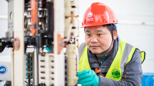 身邊榜樣丨家燈火，我為光明登“高塔”