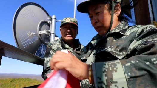 身邊榜樣丨中國紅中國心瞭望塔上的升旗儀式