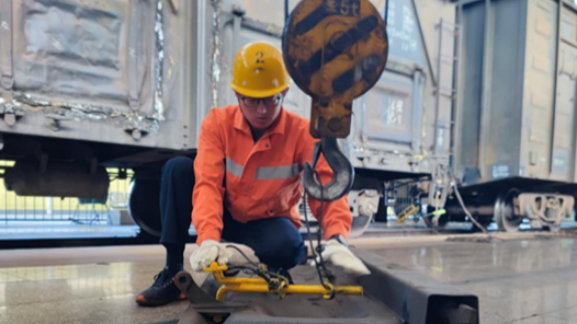 “五小”創(chuàng)新有我在｜省時又省力，更換鐵路貨車車門“吊”起來