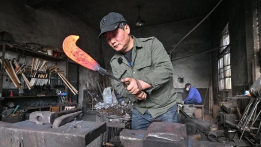 勞動(dòng)創(chuàng)造幸福｜太陽村的藍(lán)鐵匠