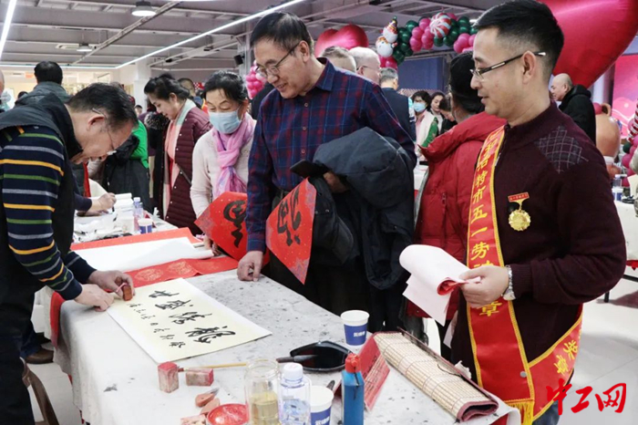 12月30日，呼和浩特市總工會開展“大力弘揚勞模精神，致敬最美勞動者”為主題的迎新春、送祝?；顒?。圖為活動現場。 呼和浩特市總工會供圖
