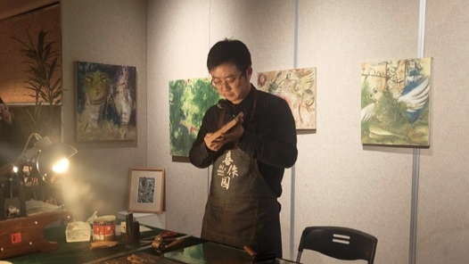 來自香城工匠的禮物！非遺雕刻師為大國工匠送上木刻版畫人物肖像