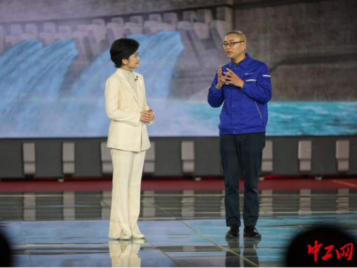 崔興國在2023年“大國工匠年度人物”發(fā)布儀式現(xiàn)場接受主持人提問。中工網(wǎng)記者趙海山 攝