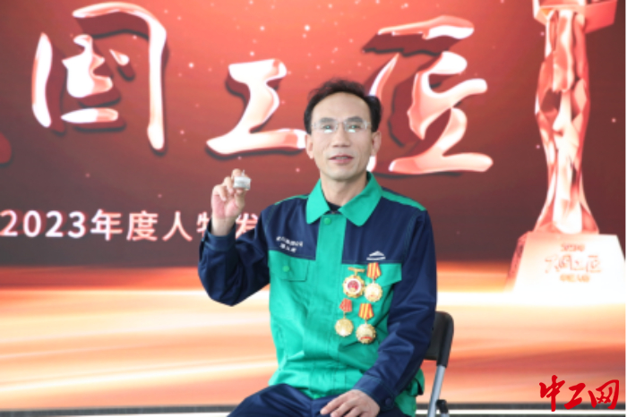 潘從明手上拿著自己提煉的銠粉。中工網(wǎng)記者 朱潔英 攝