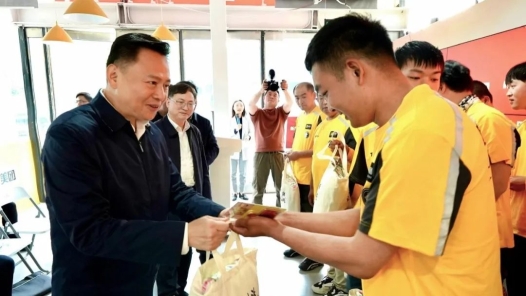 徐留平帶隊(duì)赴美團(tuán)慰問新就業(yè)形態(tài)勞動(dòng)者 大力推動(dòng)平臺(tái)企業(yè)建會(huì)入會(huì)優(yōu)會(huì)強(qiáng)會(huì)