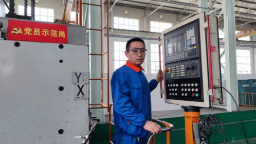 筑夢現(xiàn)代化 共繪新圖景·勞動者之歌｜機床上的“雕刻師”