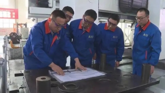 筑夢現(xiàn)代化 共繪新圖景·勞動者之歌 | 數(shù)控技工張偉：在零點零一毫米間傳承匠心