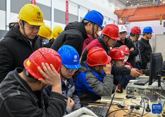 4月23日晚，工作人員在國網(wǎng)新源新疆阜康抽水蓄能電站地下廠房對3號機組進(jìn)行調(diào)試。新華社記者 陳朔 攝