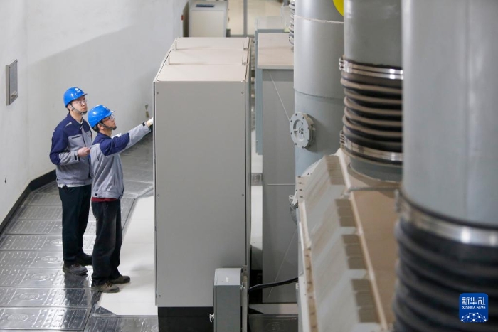 4月23日，在國網(wǎng)新源新疆阜康抽水蓄能電站地下廠房，設(shè)備管理部員工在檢查斷路器控制柜數(shù)據(jù)是否正常。新華社記者 陳朔 攝