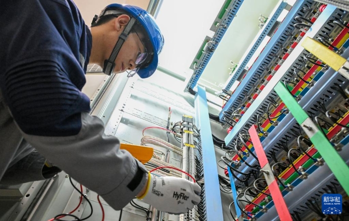 4月23日，在國網(wǎng)新源新疆阜康抽水蓄能電站地下廠房，設(shè)備管理部員工在工作前檢查設(shè)備是否帶電。新華社記者 陳朔 攝