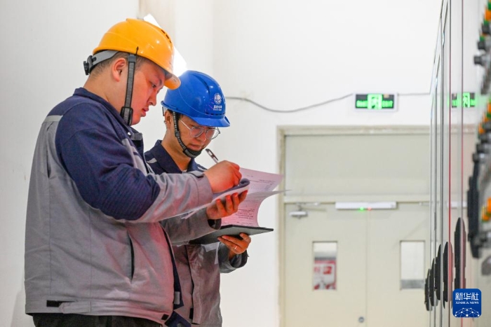 4月23日，在國網(wǎng)新源新疆阜康抽水蓄能電站地下廠房，工作結(jié)束后工作人員在現(xiàn)場進(jìn)行檢修交代。新華社記者 陳朔 攝