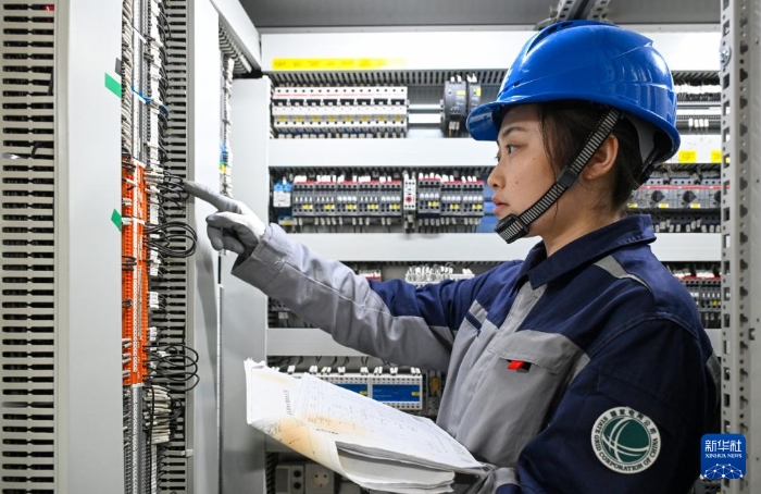 4月23日，在國網(wǎng)新源新疆阜康抽水蓄能電站地下廠房，于宜禾在檢查設(shè)備。新華社記者 陳朔 攝