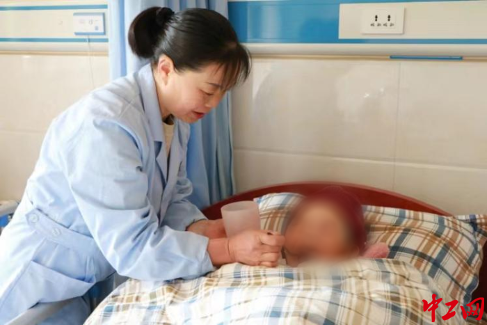 蒲玉正在喂老人吃飯。受訪者供圖