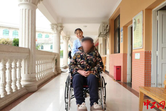 蒲玉推著老人出來散心。受訪者供圖