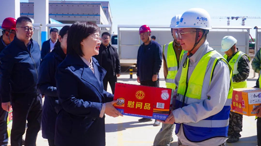 呼和浩特市總工會慰問重點項目工地一線建設(shè)者