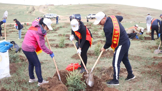 呼和浩特市總工會組織先進(jìn)模范代表開展義務(wù)植樹活動