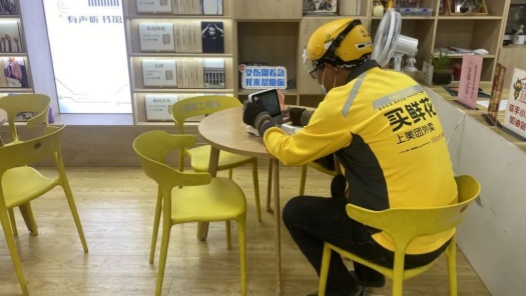 外賣小哥發(fā)生意外緊急求助，昆明市盤龍區(qū)“工會(huì)驛站+智慧維權(quán)”雪中送炭