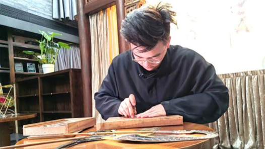 千職百態(tài)｜一人、一皮、一刀，雕刻光影藝術(shù)