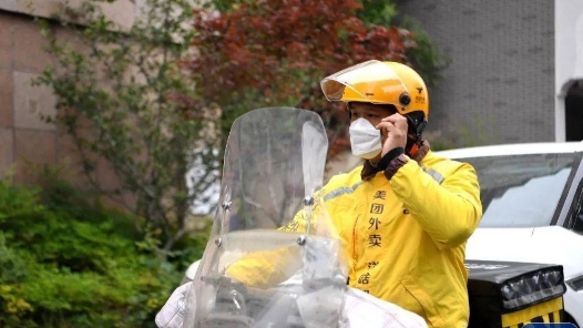 呼和浩特市總工會開展“工會送清涼 防暑保安康”關(guān)愛騎手慰問活動