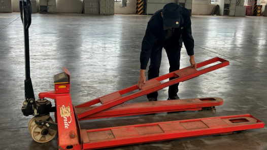 “五小”創(chuàng)新有我在丨簡易貨叉套提升稱重精準度