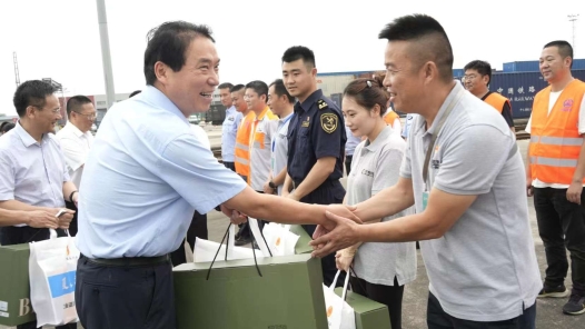 四川工會深入新質(zhì)生產(chǎn)力培育發(fā)展重要領(lǐng)域開展防暑降溫慰問活動