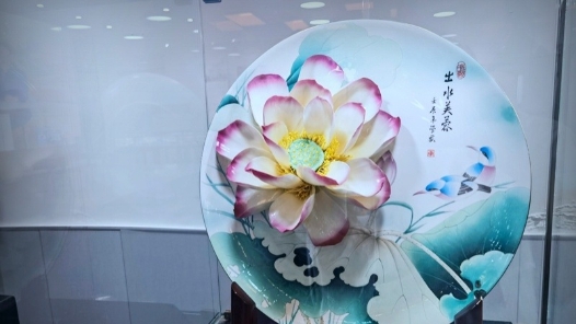 何以中國(guó) 行走河南｜洛陽(yáng)“牡丹”瓷上“綻放”