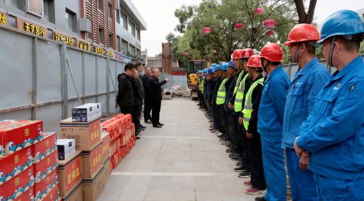 呼和浩特市總工會慰問組深入溫暖工程項目施工現(xiàn)場開展慰問活動