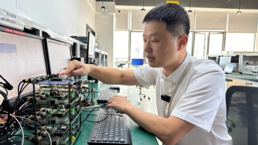 中國夢·大國工匠篇 | 劉勇：實(shí)現(xiàn)納米級(jí)突破 為北斗打造“中國芯”