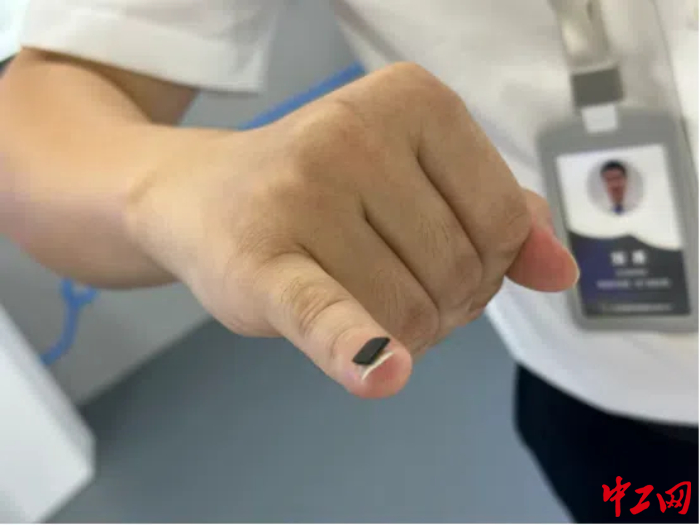 指甲蓋大小的芯片。中工網(wǎng)記者姚怡夢(mèng) 攝