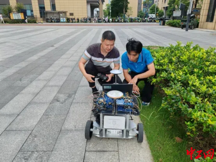 工作中的劉勇（左）。受訪者供圖