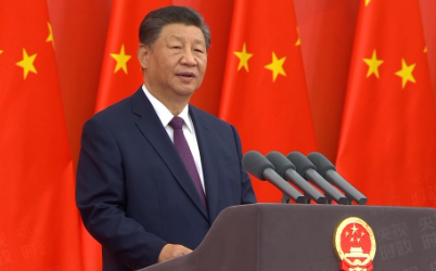 視頻丨習(xí)近平向巴依卡·凱力迪別克頒授“人民衛(wèi)士”國家榮譽(yù)稱號獎(jiǎng)?wù)? title=