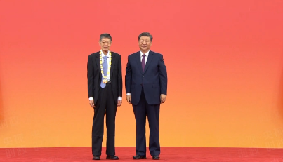 視頻丨習(xí)近平向張卓元頒授“經(jīng)濟(jì)研究杰出貢獻(xiàn)者”國家榮譽(yù)稱號獎(jiǎng)?wù)? title=