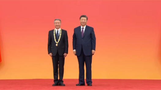 視頻｜習(xí)近平向許振超頒授“人民工匠”國家榮譽(yù)稱號獎(jiǎng)?wù)? title=