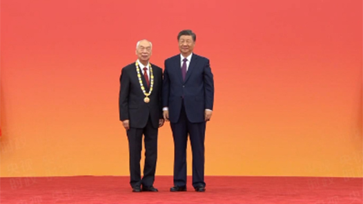 視頻｜習(xí)近平向張燮林頒授“體育工作杰出貢獻(xiàn)者”國家榮譽(yù)稱號獎(jiǎng)?wù)? title=