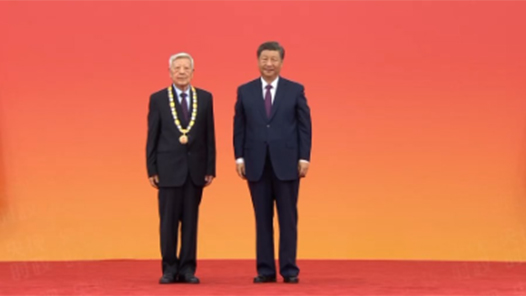 視頻｜習(xí)近平向趙忠賢頒授“人民科學(xué)家”國家榮譽(yù)稱號獎(jiǎng)?wù)? title=