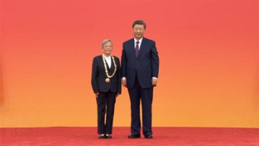 視頻｜習(xí)近平向路生梅頒授“人民醫(yī)護(hù)工作者”國家榮譽(yù)稱號獎(jiǎng)?wù)? title=