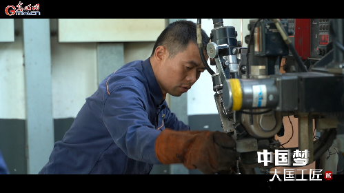 中國夢·大國工匠篇丨歐勇:在鋼鐵上“縫針”的焊匠 中國夢·大國工匠篇丨歐勇:在鋼鐵上“縫針”的焊匠