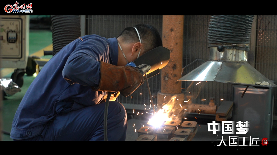 中國夢·大國工匠篇丨歐勇:在鋼鐵上“縫針”的焊匠 中國夢·大國工匠篇丨歐勇:在鋼鐵上“縫針”的焊匠