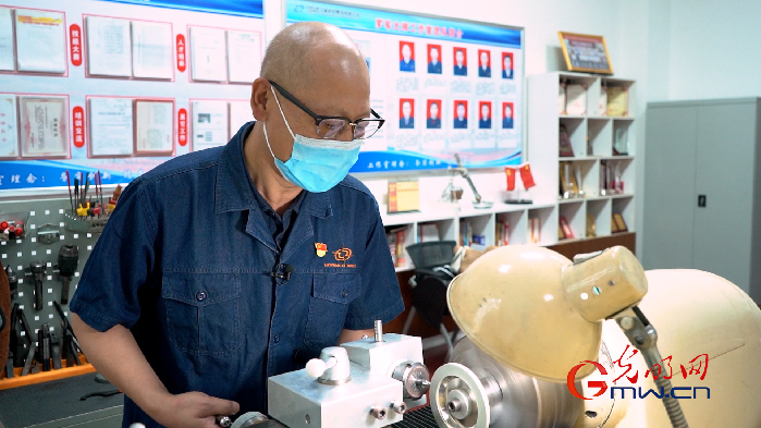 中國(guó)夢(mèng)·大國(guó)工匠篇︱羅軍:磨刀不誤車床工 0.01毫米彰顯真功夫 中國(guó)夢(mèng)·大國(guó)工匠篇︱羅軍:磨刀不誤車床工 0.01毫米彰顯真功夫