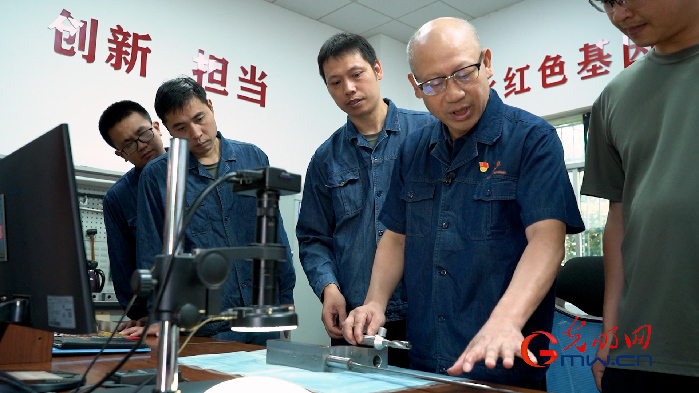 中國(guó)夢(mèng)·大國(guó)工匠篇︱羅軍:磨刀不誤車床工 0.01毫米彰顯真功夫 中國(guó)夢(mèng)·大國(guó)工匠篇︱羅軍:磨刀不誤車床工 0.01毫米彰顯真功夫