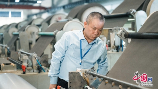 中國夢·大國工匠篇｜肖進(jìn)春：把“泡沫”和“海綿”變?yōu)閭髌?，釋放一塊“電池”的無限能量